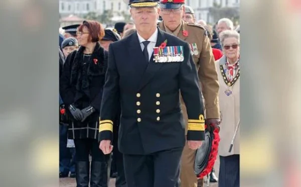 برطانیہ: جعلی نیول ایڈمرل جنگی یادگار کی تقریب میں شریک، پھول اور سلامی بھی دی