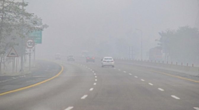 پنجاب اور خیبرپختونخوا میں شدید دھند، موٹرویز ٹریفک کیلئے بند