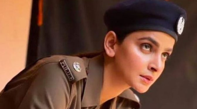 صبا قمرکیخلاف پولیس یونیفارم پہننے پر مقدمہ درج کرنےکی درخواست دائر