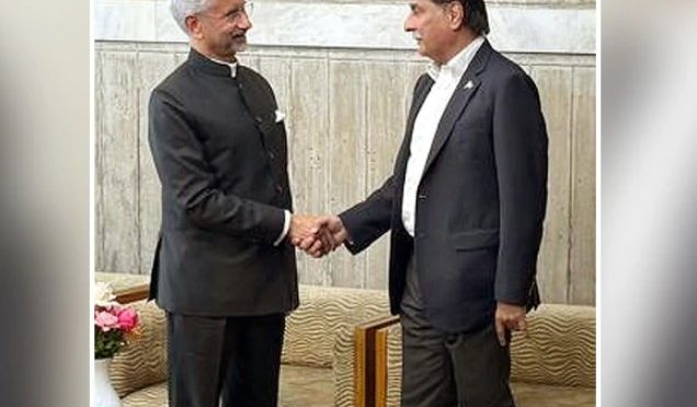 ڈھاکا؛ اسپیکر قومی اسمبلی سے بھارتی وزیر خارجہ کی ملاقات،  جے شنکر نے خود آکر مصافحہ کیا