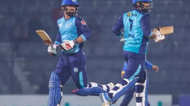 افغان کرکٹر محمد نبی اور بیٹے نے ایک ہی ٹیم میں کھیل کر کرکٹ میں نئی تاریخ رقم کردی