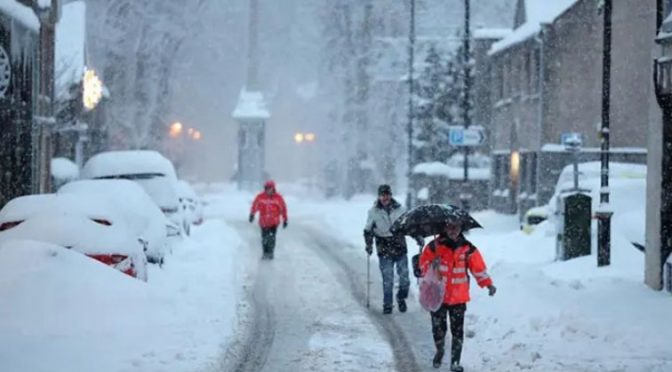 یورپ میں شدید برفباری سے نظام زندگی مفلوج، مختلف حادثات میں 6 افراد ہلاک، سینکڑوں پروازیں منسوخ