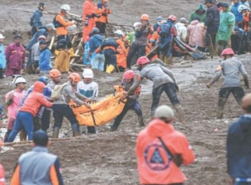 انڈونیشیا میں قیامت خیز لینڈ سلائیڈنگ، درجنوں افراد ملبے تلے دب گئے