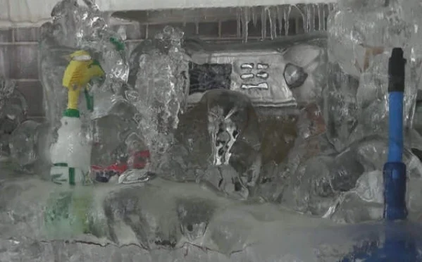 ہیٹر بند ہونے پر گھر برفانی قلعے کا منظر پیش کرنے لگا