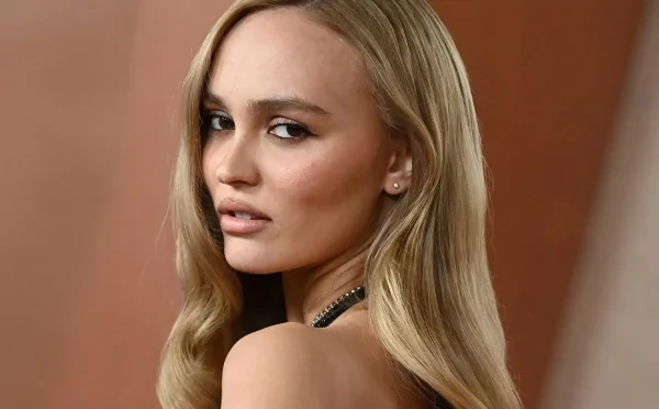 ہالی ووڈ اداکار جانی ڈیپ کی بیٹی نے کمائی میں سب کو پیچھے چھوڑ دیا