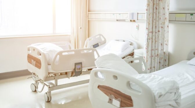 بچی نے امراض قلب کے شکار والد کا اسپتال میں تنہا خیال رکھ کر لاکھوں دلوں کو پگھلا دیا