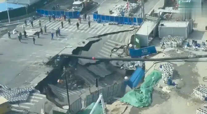 چین میں سڑک پر پڑنے والے گڑھے نے تباہی مچادی، ویڈیو وائرل