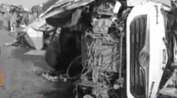 کاٹھور کےقریب آئل ٹینکر، بس سمیت متعدد گاڑیاں ٹکرا گئیں، حادثے میں 13 افراد جاں بحق