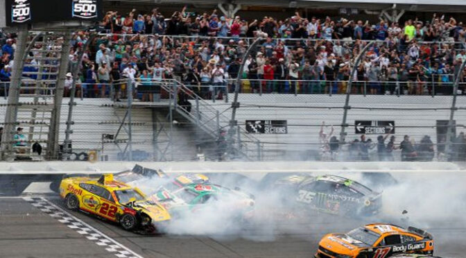 امریکا میں ریس کے دوران کئی گاڑیاں آپس میں ٹکرا گئیں