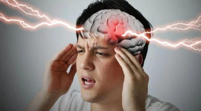 سات عام ترین عادات جو خاموشی سے دماغ کو نقصان پہنچاتی ہیں