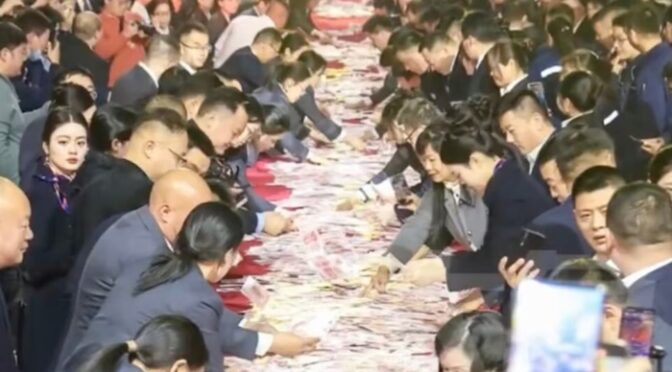 جتنی رقم اٹھا سکتے ہو اٹھا لو، کمپنی کے مالک نے ملازمین میں انوکھے انداز سے بونس تقسیم کر دیا