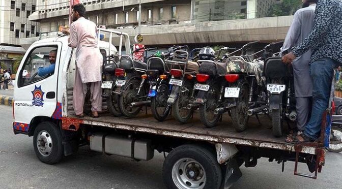 کراچی: نوپارکنگ میں کھڑی موٹر سائیکلیں لفٹر نہ کرنے کا حکم، تصاویر لیکر چالان کیا جائیگا