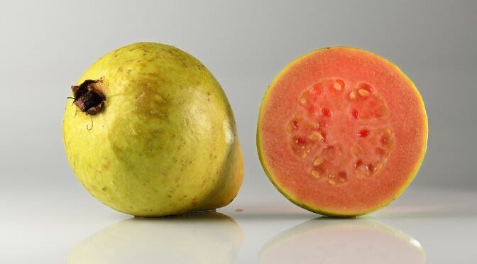 امرود کھانا پسند کرتے ہیں تو اس سے صحت کو ہونیوالے فوائد بھی جان لیں