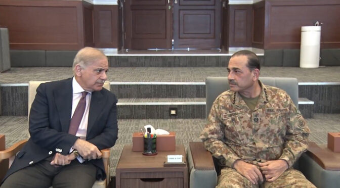 وزیرِ اعظم کا جی ایچ کیو کا دورہ، افغان طالبان رجیم کے حملوں کو پسپا کرنے پر افواج پاکستان کی تعریف