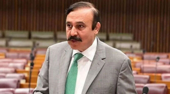 بانی پی ٹی آئی کی تکلیف پر سیاست مجرمانہ، ہرممکن علاج کرائیں گے: طارق چودھری