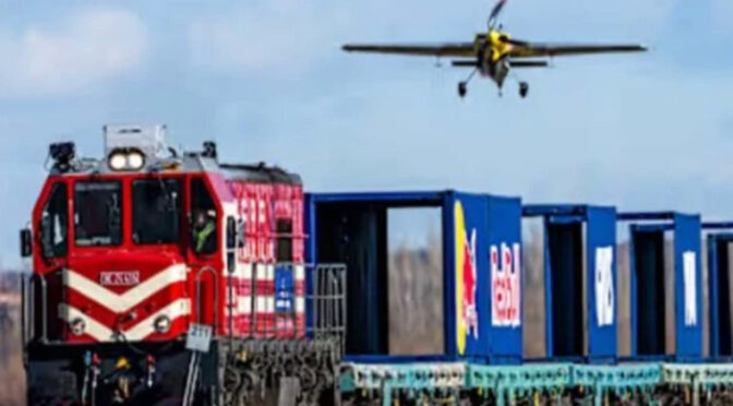 پائلٹ نے چلتی ٹرین پر طیارہ اتار کر دنیا کو حیران کر دیا