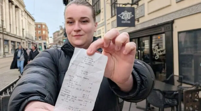 کافی شاپ کی غلطی نے خاتون کو دنیا کی امیر ترین شخصیت بنا دیا