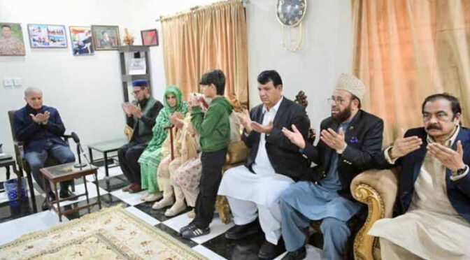 وزیرِ اعظم کی لیفٹیننٹ کرنل شہزادہ گل فراز شہید کے گھر آمد، لواحقین سے تعزیت