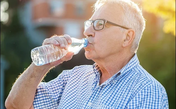 رمضان المبارک میں ڈی ہائیڈریشن سے بچاؤ: علامات، احتیاطی تدابیر اور مفید غذائیں