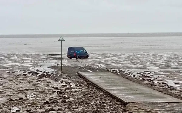 برطانیہ: جی پی ایس سے رہنمائی نے گاڑی دلدل میں پھنسا دی