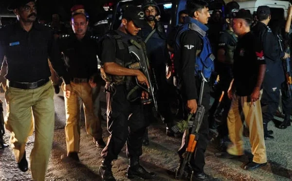 کراچی میں متعدد پولیس مقابلوں کے بعد 15 ڈاکو مسروقہ سامان سمیت گرفتار