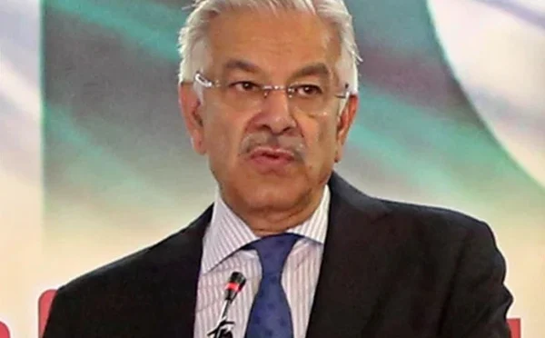 پی ٹی آئی گروپوں  میں ہزار اختلاف، خان اندر ہی رہے پر سب متفق  ہیں: خواجہ آصف