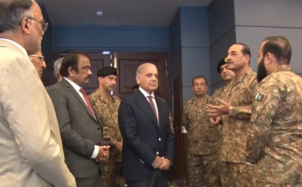 وزیراعظم کا جی ایچ کیو کا دورہ، عسکری حکام نے افغانستان کی صورت حال پر بریفنگ دی