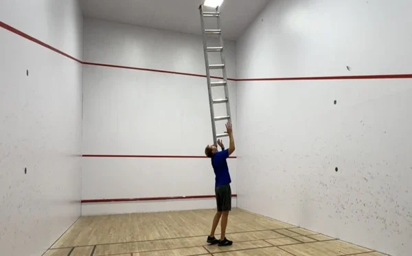 امریکا: ٹھوڑی پر سیڑھی سنبھالنے کا انوکھا ریکارڈ