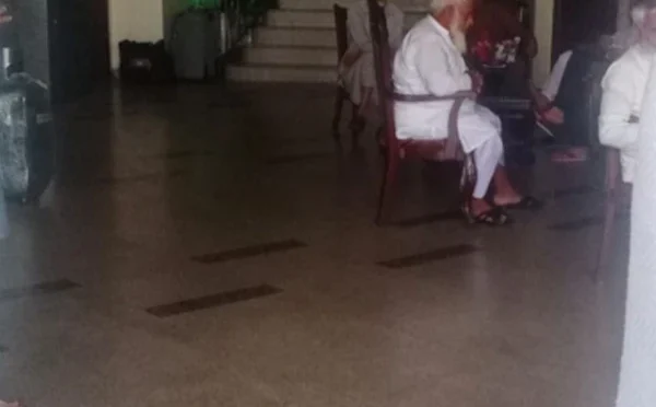 لاکھوں مالیت کی ٹکٹیں خریدنے والے عمرہ زائرین مختلف ہوٹلوں میں خوار ہونے لگے