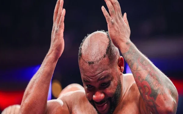 امریکا: مقابلے کے دوران باکسر کی وِگ اکھڑ گئی