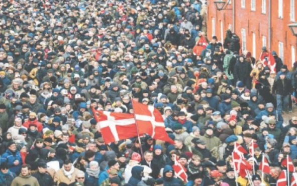 ڈنمارک کے فوجیوں کی توہین؟ ٹرمپ کے خلاف ہزاروں شہری سڑکوں پر نکل آئے