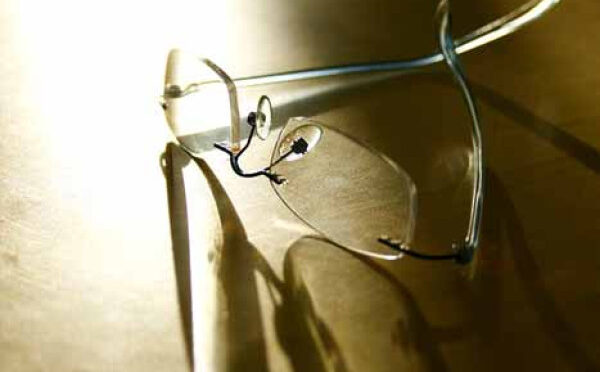 غلط نمبر کا چشمہ لگانے کے نقصانات، ماہرین نے اہم علامات اور مسائل بتا دیے