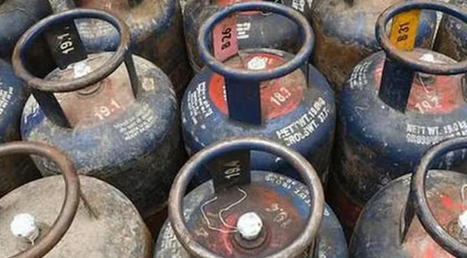 انڈیا میں ایل پی جی کا بحران، سلنڈر کے لیے لائن میں لگے 2  افرادہلاک