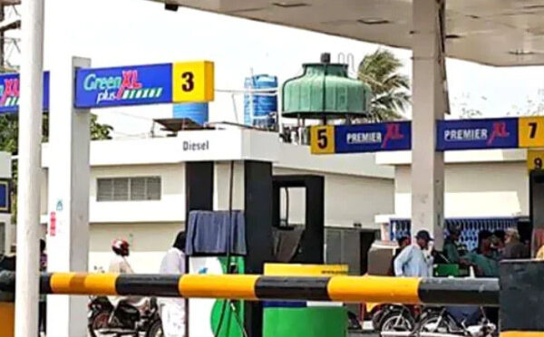 پیٹرول کی قلت شروع، حکومت کا ذخیرہ اندوزی کیخلاف سخت کارروائی کا فیصلہ
