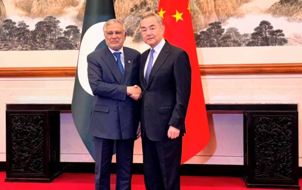 وزیر خارجہ اسحاق ڈار کی بیجنگ میں چینی وزیر خارجہ سے اہم ملاقات