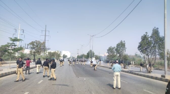 کراچی: امریکی قونصلیٹ پر مظاہرین کا شدید احتجاج، جھڑپوں کے دوران 8 افراد جاں بحق