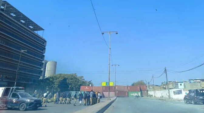 کراچی میں آج بھی سڑکیں بند، مختلف علاقوں میں شدید ٹریفک جام