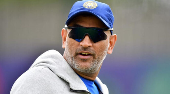 سابق بھارتی کپتان دھونی پر ٹریفک قوانین کی خلاف ورزی پر جرمانہ عائد