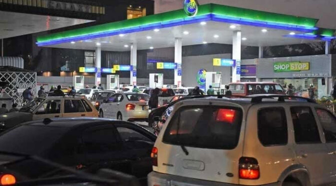 ملک میں پٹرولیم مصنوعات کے وافر ذخائر ہیں، عوام افواہوں پر توجہ نہ دیں،غیرضروری خریداری سےگریز کریں: اوگرا