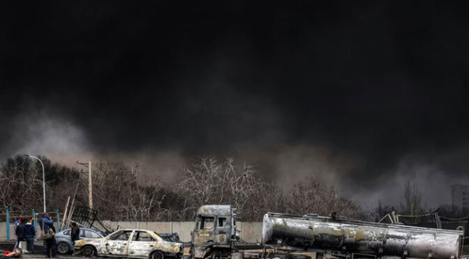 ایران کے تیل ذخائر پر بمباری کے بعد’تیزابی بارش‘، پاکستان کو کتنا خطرہ لاحق؟