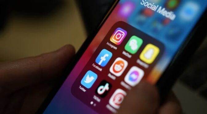 انڈونیشیا: کم عمر بچوں کے سوشل میڈیا استعمال پر پابندی لگ گئی