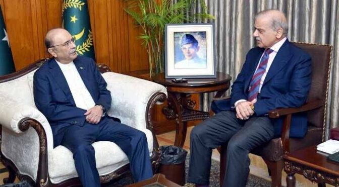 وزیراعظم کی صدر مملکت سے ملاقات، مشرق وسطیٰ کی صورتحال میں پاکستان کے کردار پر اعتماد میں لیا