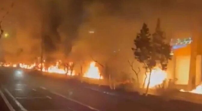 امریکا اور اسرائیل کا ایران میں آئل ڈپو پر حملہ، تہران کی سڑکوں اور سیوریج لائن میں بہنے والے تیل میں آگ بھڑک اٹھی