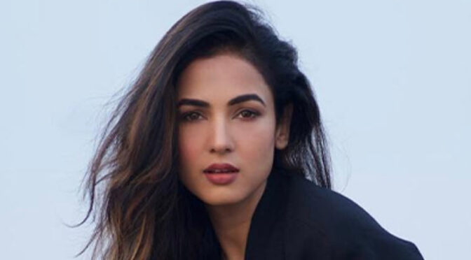 ایران اسرائیل جنگ، بھارتی اداکارہ دبئی ائیرپورٹ پر پھنس گئیں