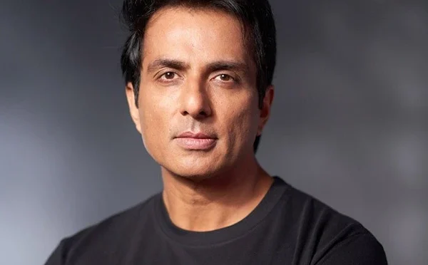 بھارتی اداکار کا مشرق وسطیٰ میں پھنسے مسافروں کیلئے بڑا اعلان