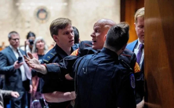 ’کوئی اسرائیل کے لیے لڑنا نہیں چاہتا‘ سینیٹ میں نعرہ لگانے والے سابق امریکی میرین کو پولیس نے باہر نکال دیا