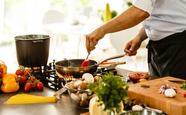 کھانا بنانا بوڑھے افراد کو خطرناک دماغی بیماری سے بچا سکتا ہے: تحقیق