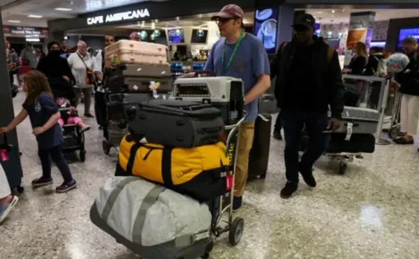 مشرق وسطی میں پھنسے  دو لاکھ سے زائد  امریکی  وطن واپس آنے کیلئے خوار