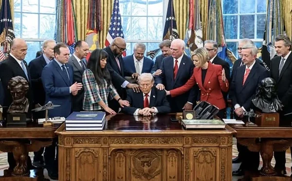 ایران جنگ میں ٹرمپ کو سہارا دینے کیلیے پادری اوول آفس پہنچ گئے؛ دعائیہ ویڈیو وائرل