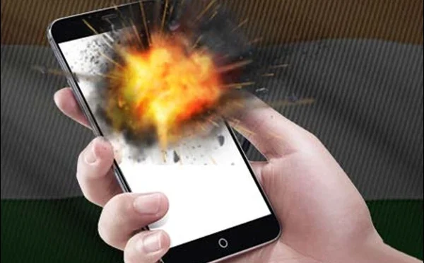 چارج ہوتا موبائل فون استعمال کرتے بچی کے ہاتھ میں  دھماکے سے پھٹ گیا، ویڈیو وائرل